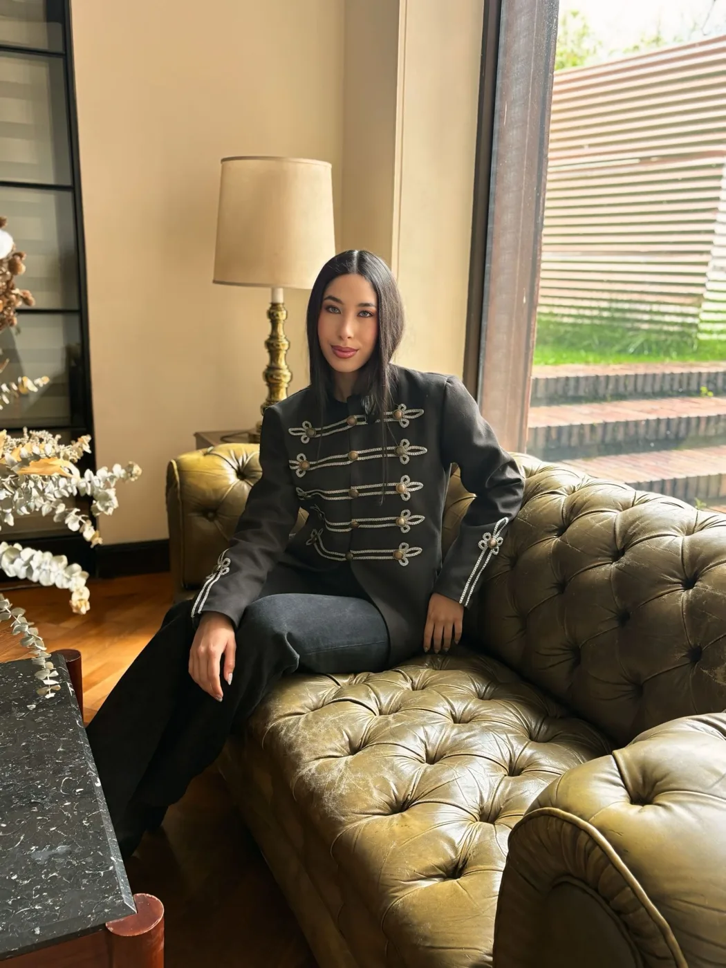 Modelo con chaqueta de inspiración militar de Brenda Lozano