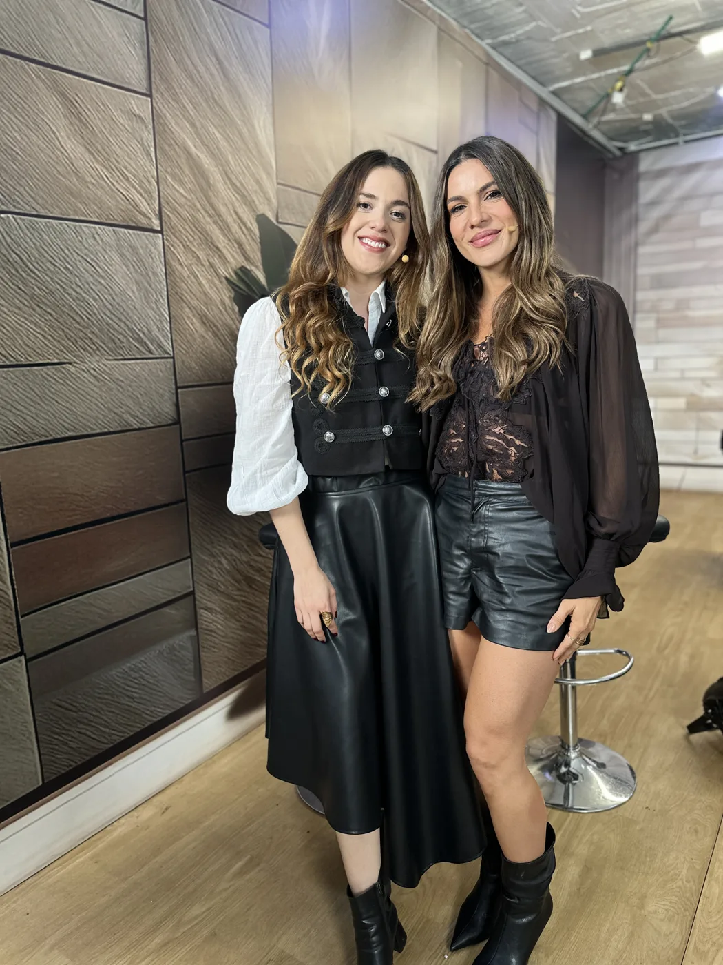 Brenda Lozano con la presentadora en el set de Bravíssimo