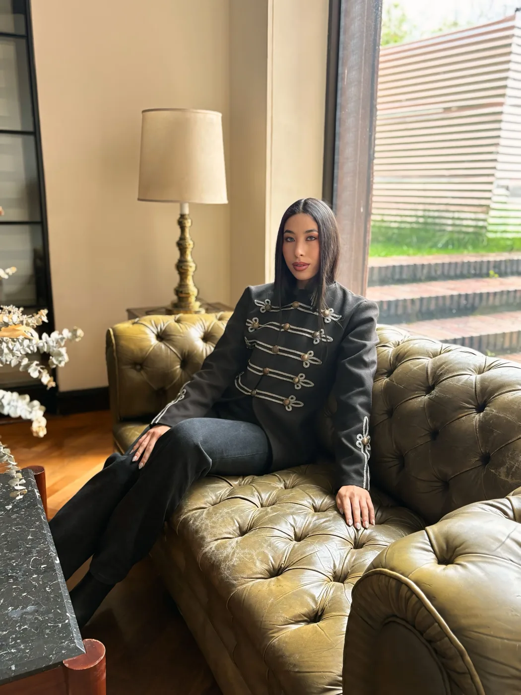Chaqueta de inspiración militar con alamares