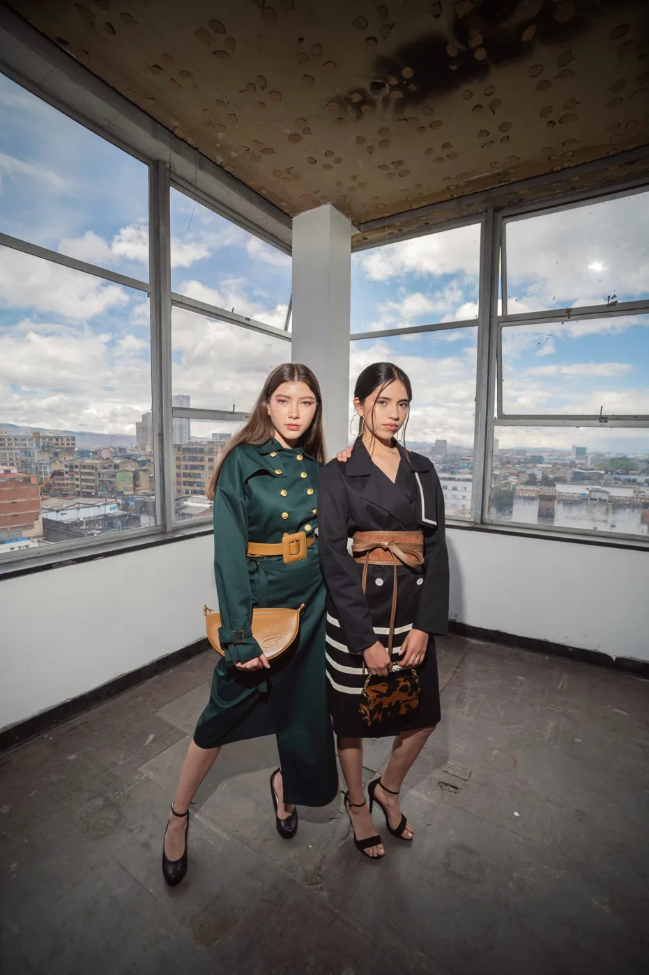 Dos modelos con piezas de la colección