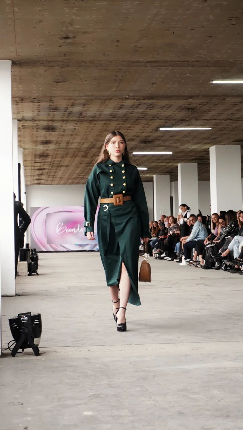 Vestido verde con cinturón en la pasarela