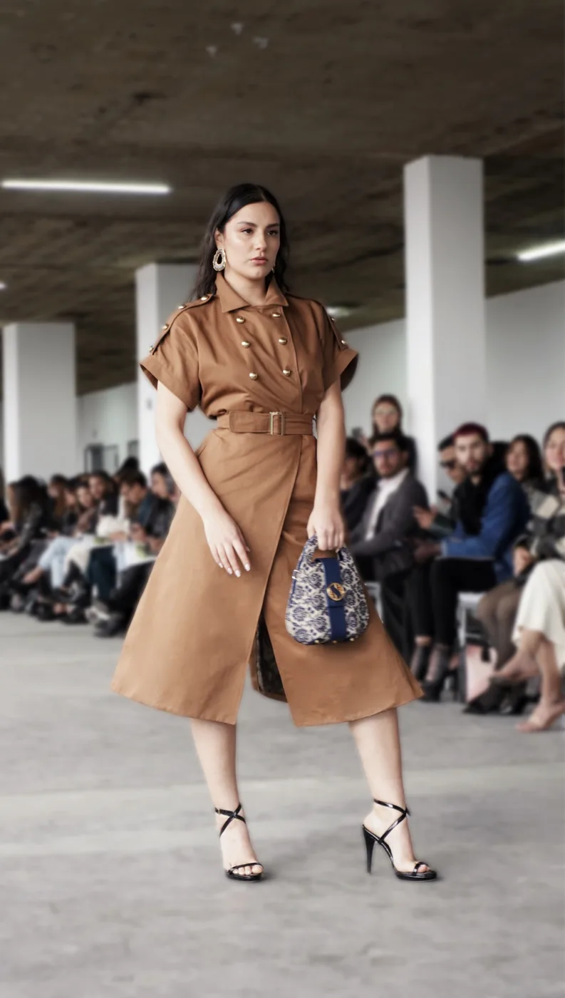 Vestido camel con cinturón en la pasarela
